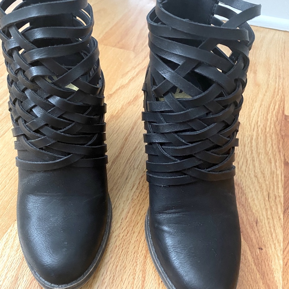 Fergalicious Bootie. Black. Sz 7